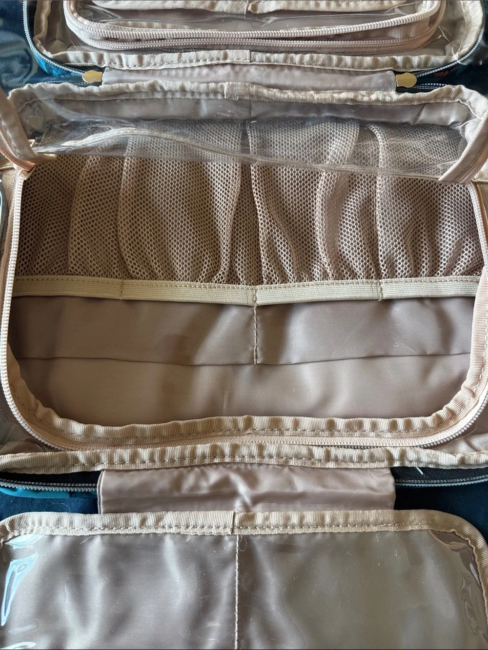 Everfun Travel Toiletry Bag w/ Hanging Hook - excellent preowned condition!